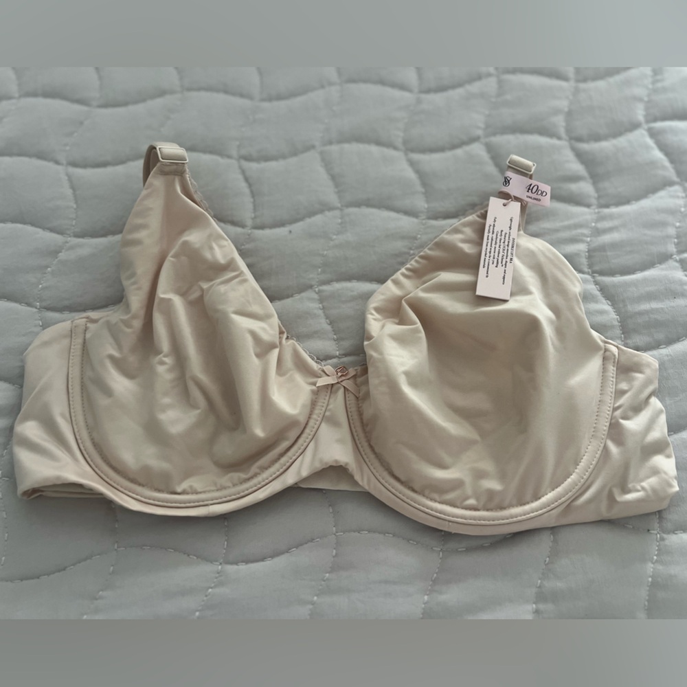 Victoria’s Secret. Body by Victoria, lightly lined minimizer bra